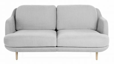 Lune Sofa von Fritz Hansen, 2-Sitzer in hellem Grau mit Holzfüßen.